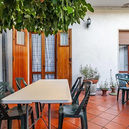 Apartment Roomy House With Private Courtyard!