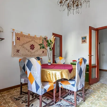 Roomy House With Private Courtyard! アパート